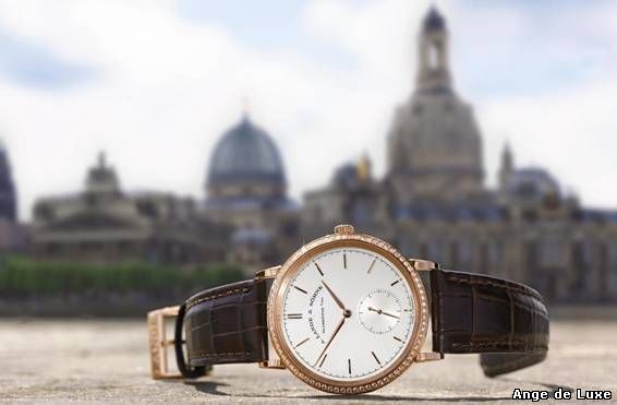 The SAXONIA AUTOMATIC, set with brilliants and equipped with a particularly thin automatic movement. 