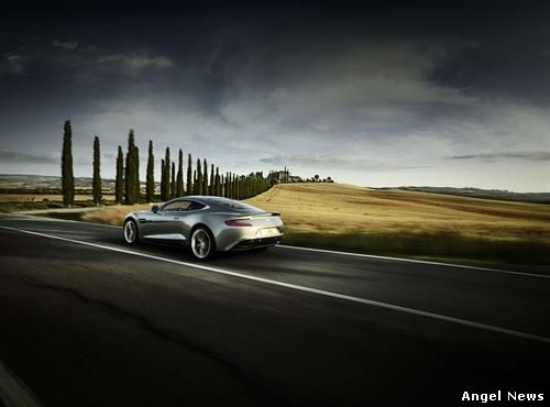 Projetado e construído à mão, na sede mundial da Aston Martin em Warwickshire o novo Vanquish senta-se sobre uma linha ampla de carros esportivos